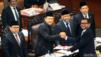 Ketua Pansus Hak Angket KPK Agun Gunandjar menyerahkan  rekomendasi masa kerja Pansus Hak Angket KPK yang resmi berakhir kepada Ketua DPR Bambang Soesatyo.