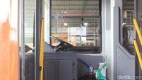 Bagian dalam bus TransJakarta setelah dirakit. Foto: Khairul Imam Ghozali