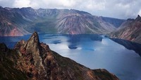 Young Pioneer Tours merupakan salah satu operator tur yang bisa membawa traveler menjelajahi Korea Utara. Mereka selalu memposting segala hal tentang Korea Utara termasuk keindahan alamnya, seperti ini di Gunung Paektu (Young Pioneer Tours/Instagram)