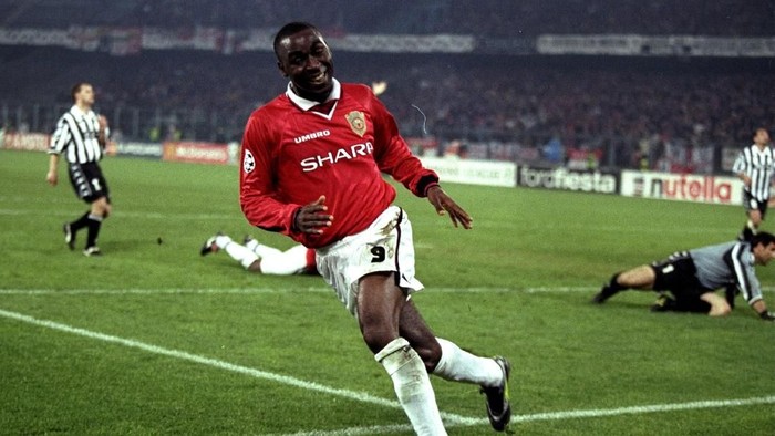 21 Apr 1999:  Andy Cole of Manchester United wheels away in delight after scoring the winner in the UEFA Champions League semi-final second leg match against Juventus at the Stadio delle Alpi in Turin, Italy. United won 3-2 on the night to go through 4-3on aggregate.  Mandatory Credit: Mike Hewitt /Allsport