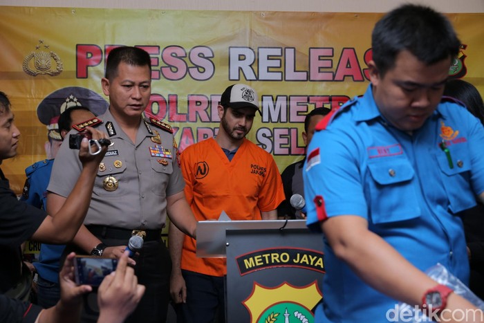 Majelis Hakim Berhalangan Hadir, Sidang Pledoi Fachri Albar Ditunda