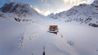 Shelcon Chalet di Taman Nasional Denali, Alaska, AS menawarkan liburan romantis di tempat terpencil. Taman nasional ini ada di ketinggian 1.828 mdpl, bahkan untuk ke sana pun mesti naik helikopter (Sheldon Chalet)