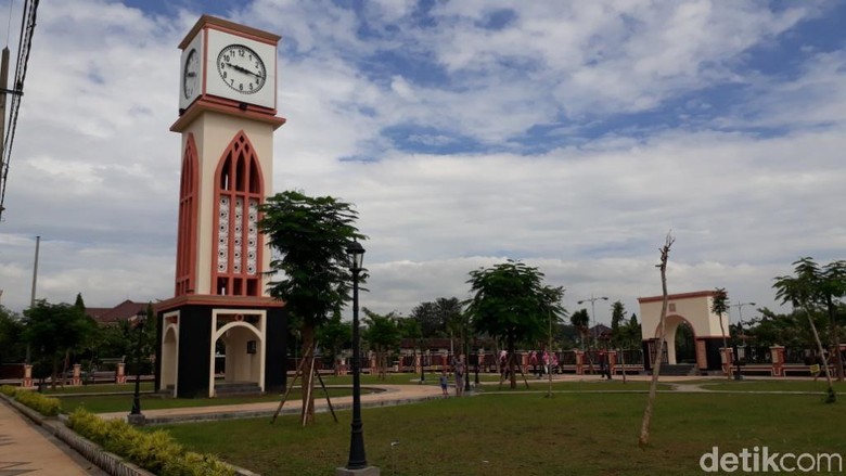 Ini Lho Taman Jam Agung Setinggi 14 Meter di Pasuruan Ini Lho Taman Jam Agung Setinggi 14 Meter di Pasuruan