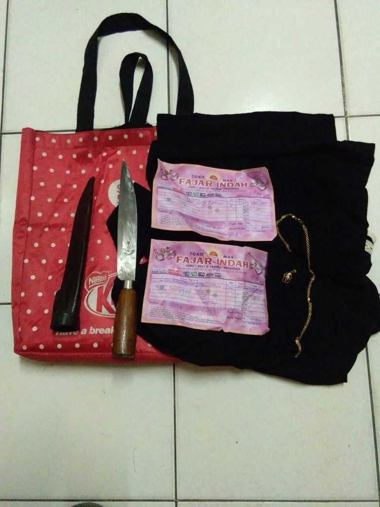 Pura-pura Cari Kamar Kos, Siska Todong dan Rampas Emas Temannya Pura-pura Cari Kamar Kos, Siska Todong dan Rampas Emas Temannya
