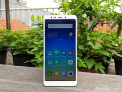 Unboxing Redmi 5, Ponsel Layar Penuh Rp 1,7 Juta