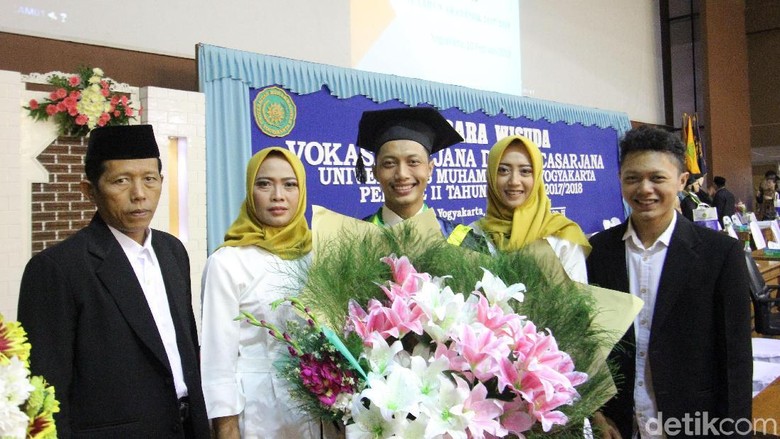 Kisah Ori, Rampungkan Kuliah Sambil Hidupi 12 Orang Keluarga di Yogya Kisah Ori, Rampungkan Kuliah Sambil Hidupi 12 Orang Keluarga di Yogya
