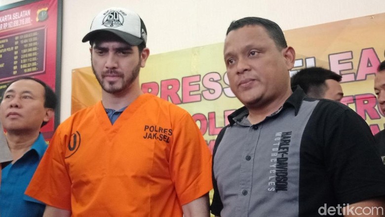 Polisi Masih Buru Pengedar Sabu ke Fachri Albar Polisi Masih Buru Pengedar Sabu ke Fachri Albar