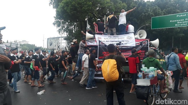 Sikap Aliando Menolak Aturan Baru Taksi Online