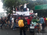Sikap Aliando Menolak Aturan Baru Taksi Online