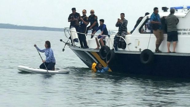 Turun dari kapal, Menteri Susi langusng ber-paddle board