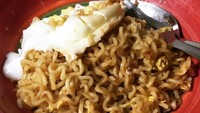 Waktu sudah menunjukkan pukul 12 malam di New York. Artinya udah SAH bisa makan mi instan!!! tulis Tasya dalam captions fotonya. (Foto: instagram @tasyakamila)