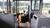 Dijelaskan Direktur Teknis TransJakarta, Wijinarko, umur dari bus yang dibuat berdasarkan bus yang ada di Singapura ini, diperkirakan bertahan hingga 15 tahun. Foto: Khairul Imam Ghozali