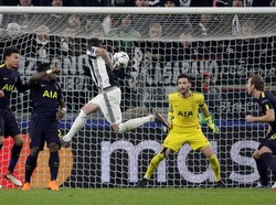 Juventus sempat mendapatkan peluang bagus di babak kedua, saat umpan tendangan bebas Pjanic mengarah ke Mario Mandzukic di depan gawang. Sundulannya tepat mengarah ke Hugo Lloris. (Foto: Max Rossi/ REUTERS)