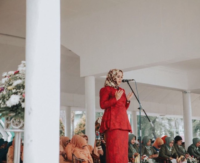 Di beberapa momen spesial, Ibu Bupati Karawang juga terlihat memakai hijab segiempat motif. Saat memimpin upacara, ia terlihat sangat anggun memakai busana merah dengan hijab motif berwarna senada. Foto: Instagram