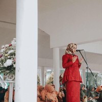 Di beberapa momen spesial, Ibu Bupati Karawang juga terlihat memakai hijab segiempat motif. Saat memimpin upacara, ia terlihat sangat anggun memakai busana merah dengan hijab motif berwarna senada. Foto: Instagram