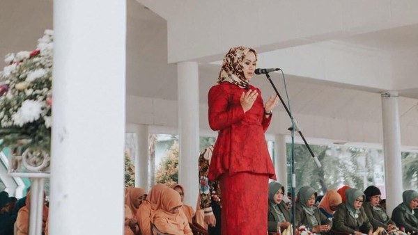 Foto: 9 Gaya Hijab Tanpa Peniti Ala Bupati Karawang