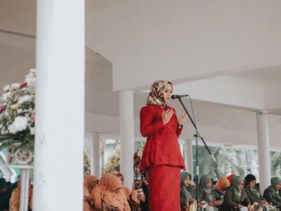 Foto: 9 Gaya Hijab Tanpa Peniti Ala Bupati Karawang
