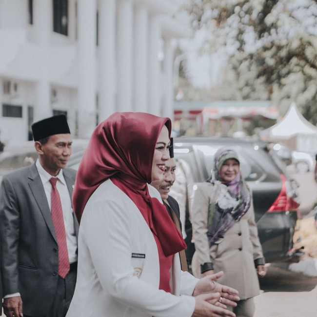 Untuk acara yang lebih formal seperti perayaan Hari Kemerdekaan, Ibu Cellica memakai bros untuk merekatkan hijabnya. Ia tampil rapi dan anggun dengan hijab berbahan satin. Foto: Instagram