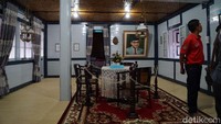 Destinasi sejarah ini tidak jauh dari Jam gadang. Di sini kamu bisa mengintip seperti apa rumahnya Bung Hatta. Kamu bisa melihat kereta bugi, kamar bujang, ragam dokumentasi dan serba-serbi keluarga Bung Hatta. (Syanti/detikTravel)