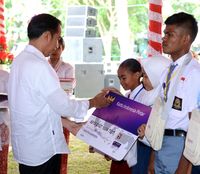 Selain kartu PKH, Jokowi juga menyerahkan KIP.