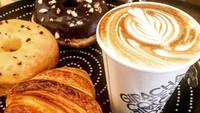Aneka donat dan croissant bisa jadi teman menikmati kopi sambil melihat-lihat aksesori sepeda. Foto: Istimewa