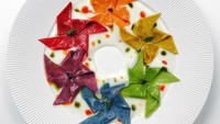 Semangkuk pasta tema pinwheels ini amat menarik selera. Linda membumbuinya dengan pala, mozzarella bechamel, pesto dan minyak tomat. Mau coba? Foto: Instagram saltyseattle