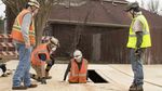 Foto: Sinkhole Tiba-tiba Muncul di Jalanan Texas