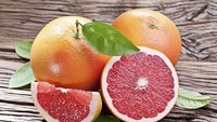 Grapefruit adalah kelompok buah citrus yang juga bisa diandalkan sebagai sumber buah rendah gula. Per setengah grapefruit mengandung sekitar 11 gram gula. Di dalamnya juga terkandung serat, vitamin, dan mineral. Foto: Instagram