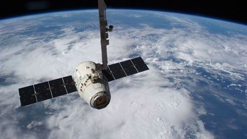Kapsul Dragon dari SpaceX tampak di sini diluncurkan dari Bumi dan membawa suplai ke ISS. Foto: Instagram