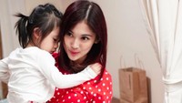 Di Instagram, Kartika Dewi sering memposting foto-fotonya bersama para keponakan. Foto: Instagram Kartika Dewi
