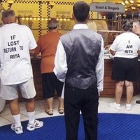 Kemesraan bisa ditunjukkan dalam berbagai bentuk. Salah satunya dengan kaus couple yang lucu sekaligus fungsional seperti ini. Foto: ist