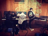 Di Twitter, Muse foto membagikan saat sibuk berkutat di studio.