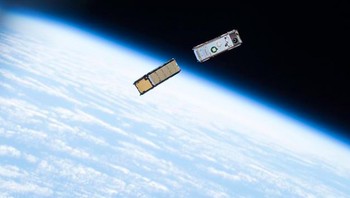 Penampakan modul satelit mini dengan latar belakang Bumi. Foto: Instagram