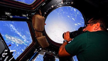 ISS adalah stasiun terbesar buatan manusia di orbit rendah dan kadang bisa disaksikan dengan mata telanjang. Foto: Instagram