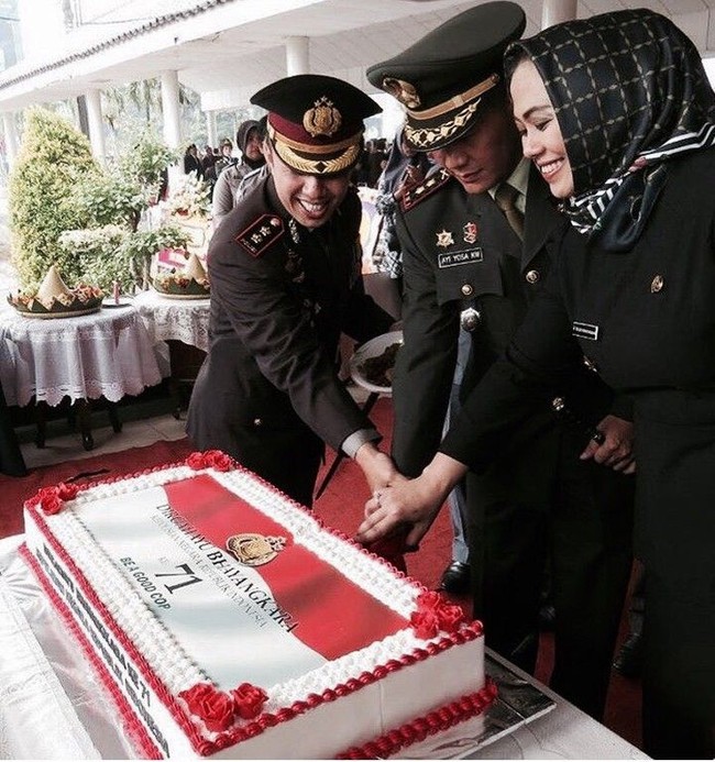Ia pun memakai hijab motif berbahan satin dengan warna senada dengan seragam dinasnya saat perayaan Hari Bhayangkara ke-71. Foto: Instagram