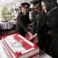 Ia pun memakai hijab motif berbahan satin dengan warna senada dengan seragam dinasnya saat perayaan Hari Bhayangkara ke-71. Foto: Instagram