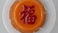 Ini bentuk nian gao tradisional yang biasa dijumpai di pasar. Tapi warnanya lebih cerah, bukan lagi coklat. Akun @ceciliajoven mengaku membeli ini di pasar tradisional di Singapura. Foto: Istimewa