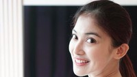 Sandra Dewi memposting foto Kartika Dewi saat menggendong Raphael Moeis. Ini mami atau onti T? Kok mirip?, tulis Sandra Dewi. Foto: Instagram Kartika Dewi