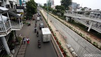 Namun, karena berbagai kendala, pengerjaan proyek-proyek tersebut molor alias tak sesuai target.