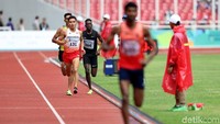 Para pelari adu cepat dalam lomba lari 800 meter.