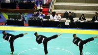 Mereka beraksi di depan juri.