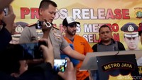 Ia ditangkap di kediamannya di kawasan Cirendeu pada pukul 07.00 WIB.