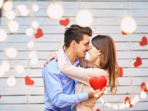 Mahasiswi di Mesir Dikeluarkan Kampus karena Peluk Pacar yang Melamarnya