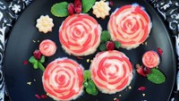 Ini adalah nian gao buatan akun @remiloveskitchen. Dengan bentuk bunga mawar, sajian khas Imlek ini terlihat cantik. Foto: Istimewa
