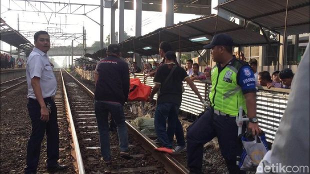 Wanita Tewas Tertabrak Kereta di Stasiun Klender Baru