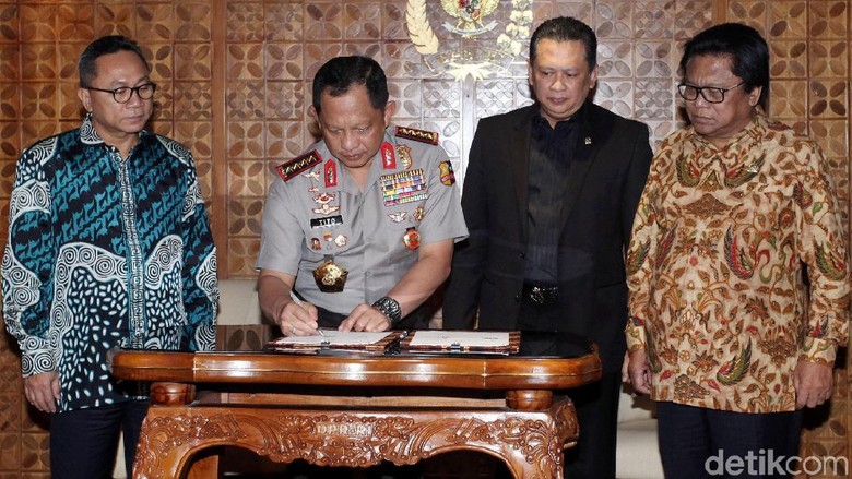 Teken MoU Keamanan Kompleks Parlemen, Kapolri: Tak Berkaitan UU MD3 Teken MoU Keamanan Kompleks Parlemen, Kapolri: Tak Berkaitan UU MD3