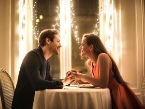 50 Pantun Valentine Romantis dan Lucu, Ampuh Bikin Pasangan Salting!