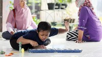 Seperti halnya ibu lainnya, Suhartini pun kadang merasa sedih kalau Arief sedang sakit. 