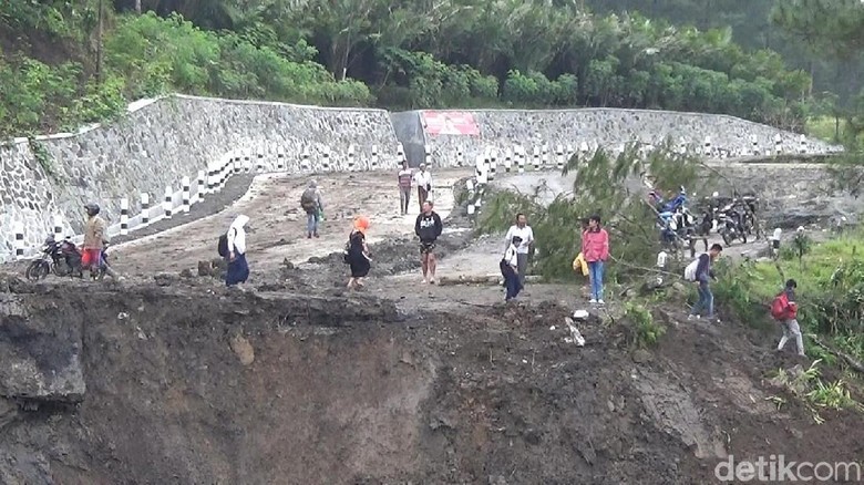 Jalan Banjarnegara-Pekalongan Amblas Sedalam 5 Meter Jalan Banjarnegara-Pekalongan Amblas Sedalam 5 Meter