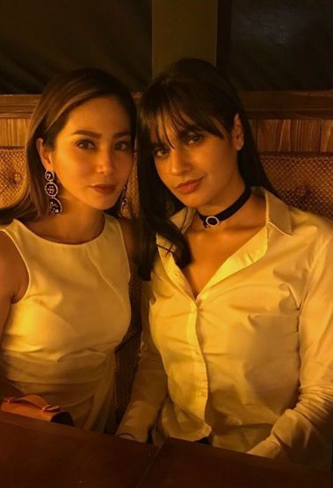 Punya anak sambung yang sudah dewasa, Bunga Zainal dan putrinya itu, Kareena Kaur jadi terlihat akrab bak bestie. Kareena sendiri merupakan anak Sukhdev Singh dari pernikahan sebelumnya. Foto: Instagram